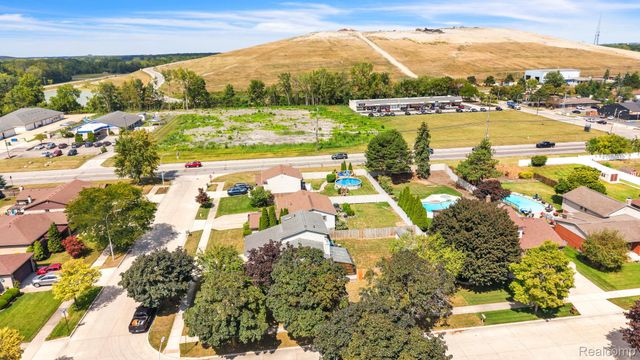1541 Yellowbrick Road, Trenton, MI 48183