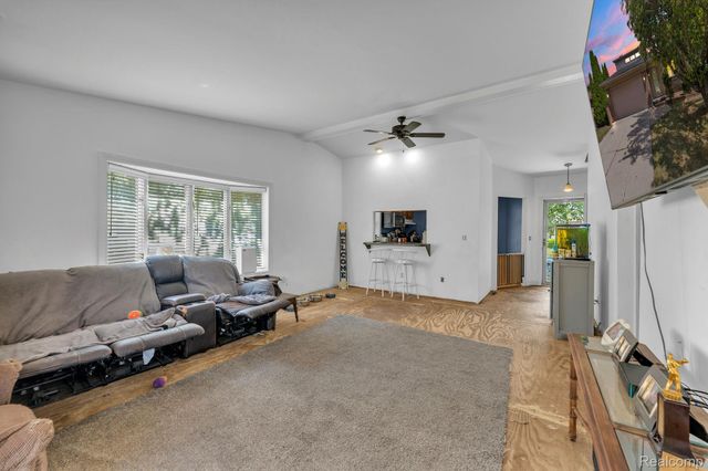 1541 Yellowbrick Road, Trenton, MI 48183