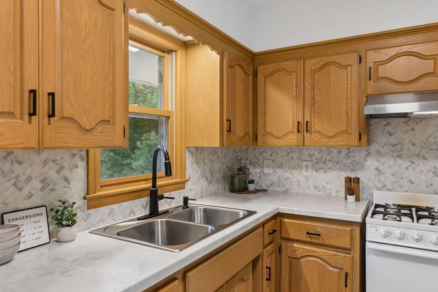 1814 Mcknight Road N, Maplewood, MN 55109