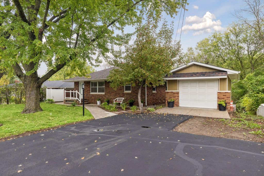 1814 Mcknight Road N, Maplewood, MN 55109