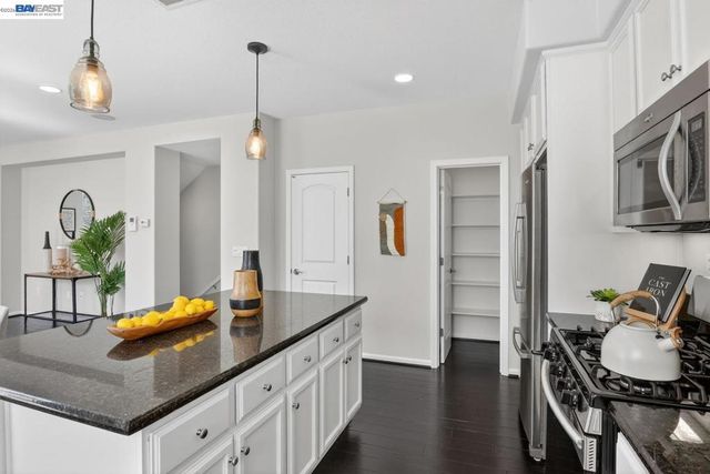 140 Selby Ln 8, Livermore, CA 94551