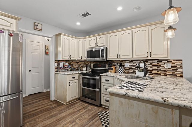 202 Daniel Court, Collinsville, TX 76233
