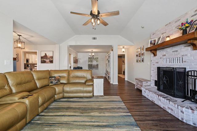 202 Daniel Court, Collinsville, TX 76233
