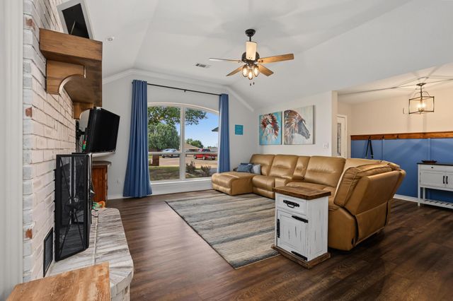 202 Daniel Court, Collinsville, TX 76233