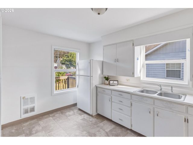 1217 7TH Ave, Longview, WA 98632