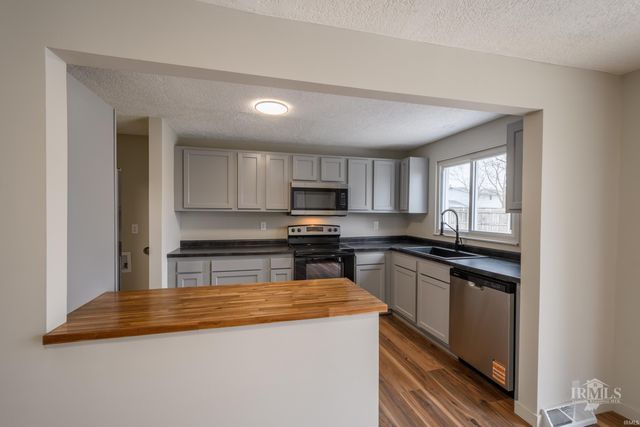 5704 E Robert Street, Muncie, IN 47303