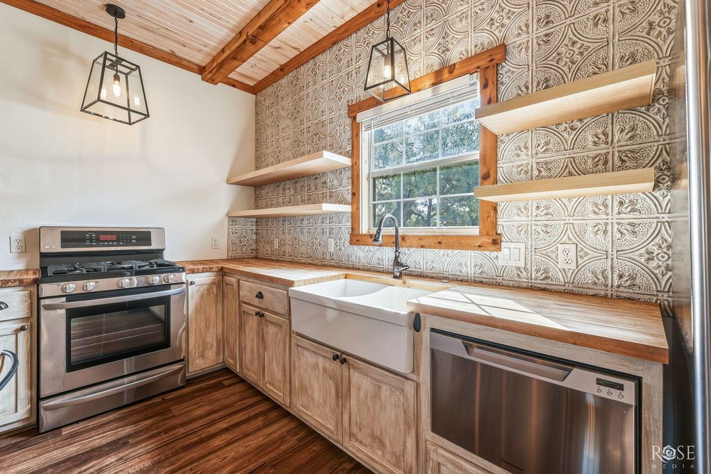Image 11 of property listing at 754 Ischar Lane, Mason, TX 76856