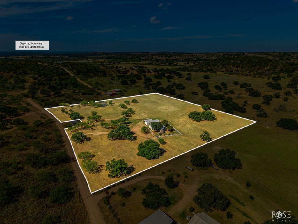 Image 2 of property listing at 754 Ischar Lane, Mason, TX 76856