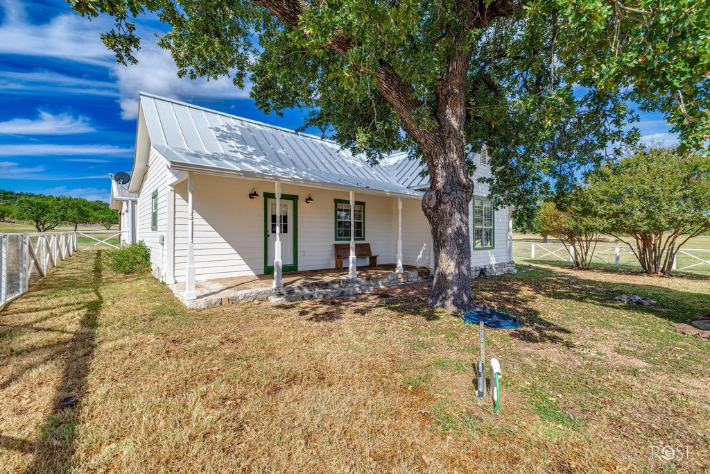 Image 3 of property listing at 754 Ischar Lane, Mason, TX 76856