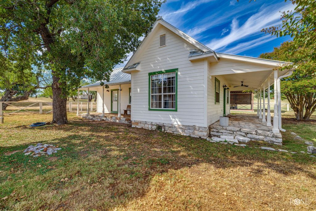 Image 4 of property listing at 754 Ischar Lane, Mason, TX 76856