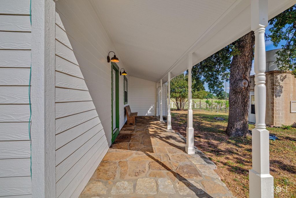 Image 5 of property listing at 754 Ischar Lane, Mason, TX 76856