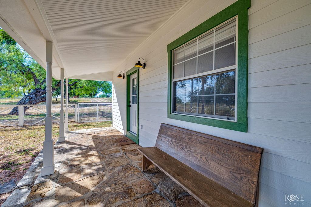 Image 6 of property listing at 754 Ischar Lane, Mason, TX 76856