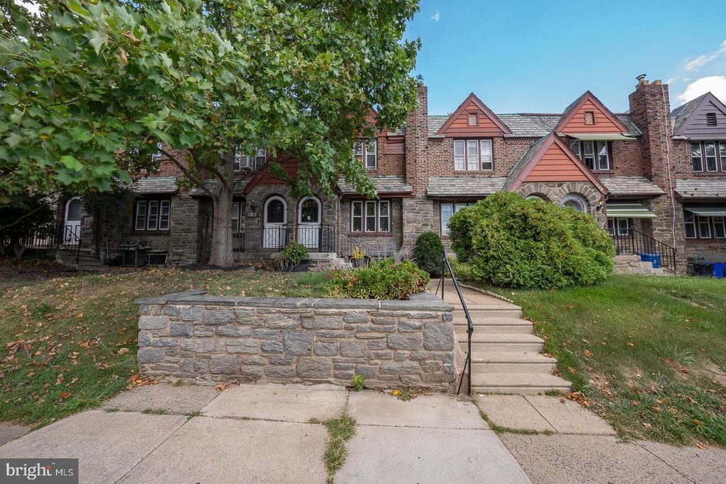 911 DARBY RD, Havertown, PA 19083