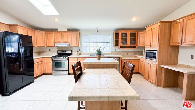 411 Gold Finch Lane, Fountain Valley, CA 92708