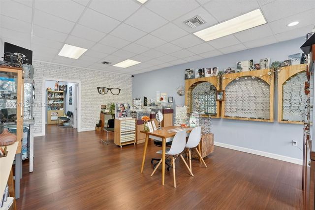 8562 SW 8th St, Miami, FL 33144