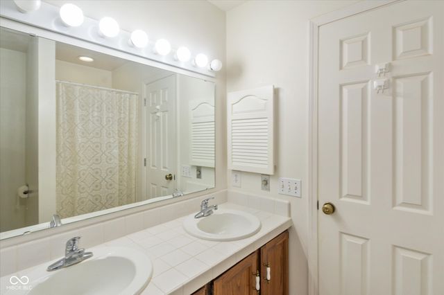 2203 Oak Run Place, Indianapolis, IN 46260