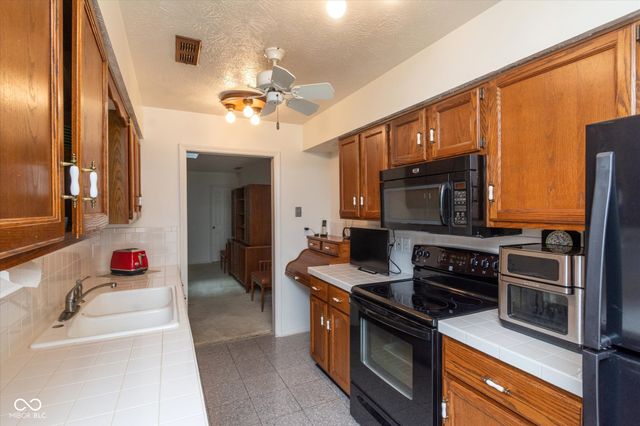 2203 Oak Run Place, Indianapolis, IN 46260