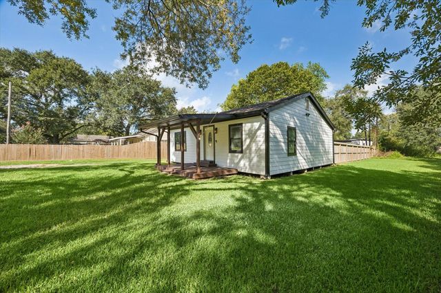 312 Steddum Drive, League City, TX 77573