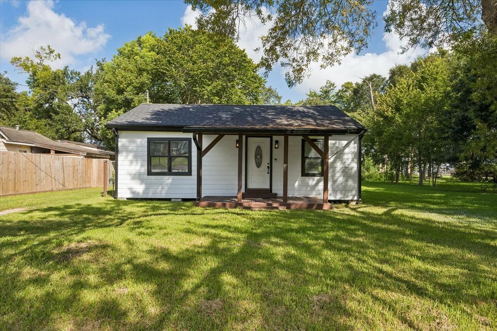 312 Steddum Drive, League City, TX 77573