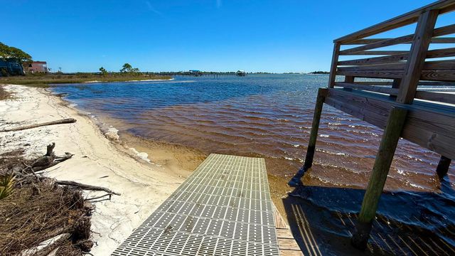 1004 Freeport Court, Mary Esther, FL 32569