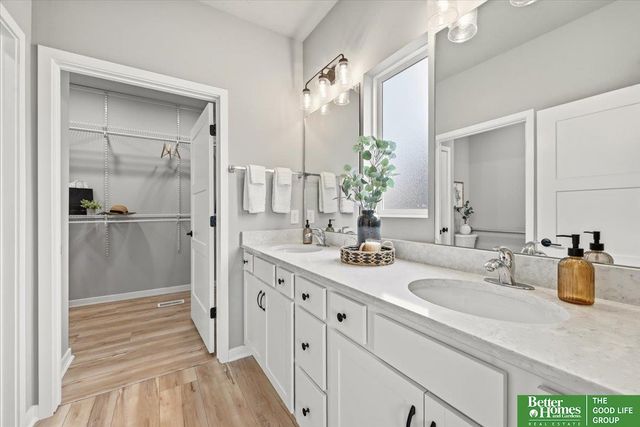 12004 S 107 Avenue, Papillion, NE 68046