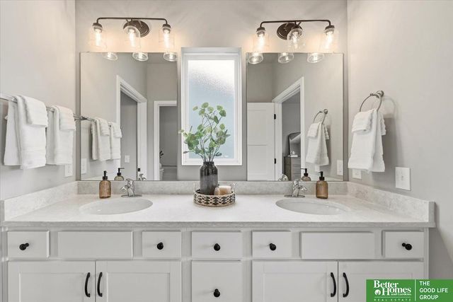 12004 S 107 Avenue, Papillion, NE 68046