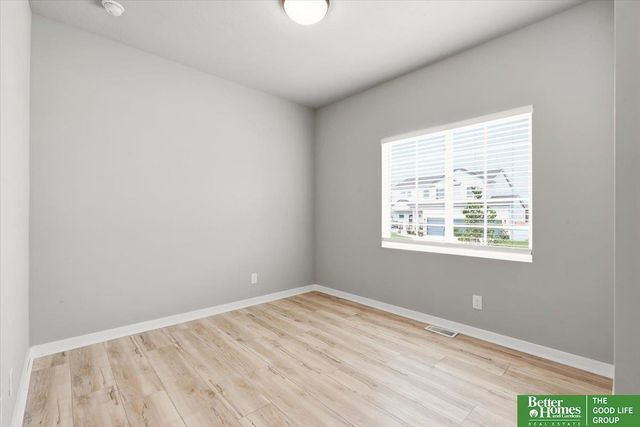 12004 S 107 Avenue, Papillion, NE 68046