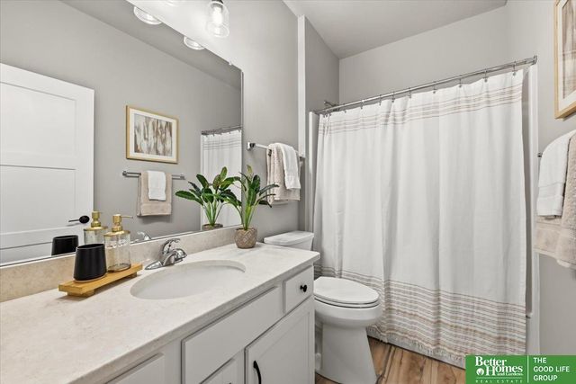 12004 S 107 Avenue, Papillion, NE 68046