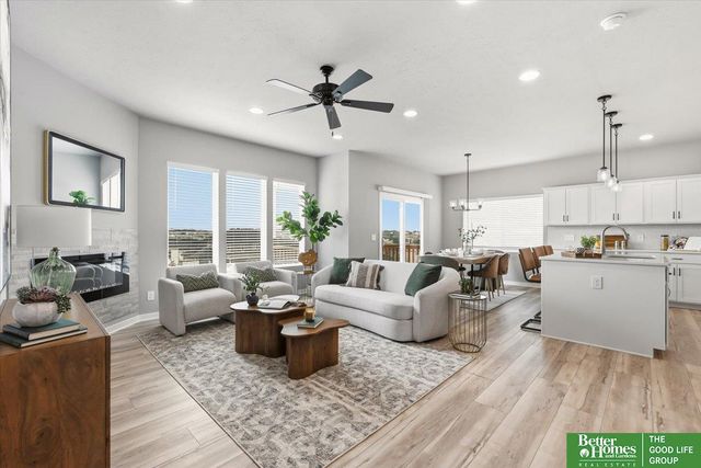 12004 S 107 Avenue, Papillion, NE 68046