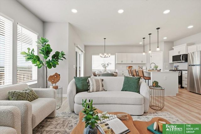 12004 S 107 Avenue, Papillion, NE 68046