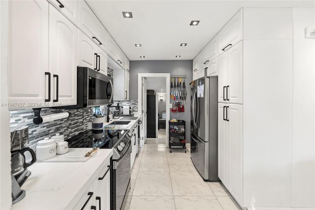 117 SW 6th St, Hallandale Beach, FL 33009