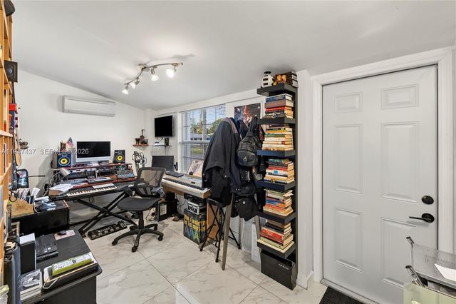 117 SW 6th St, Hallandale Beach, FL 33009