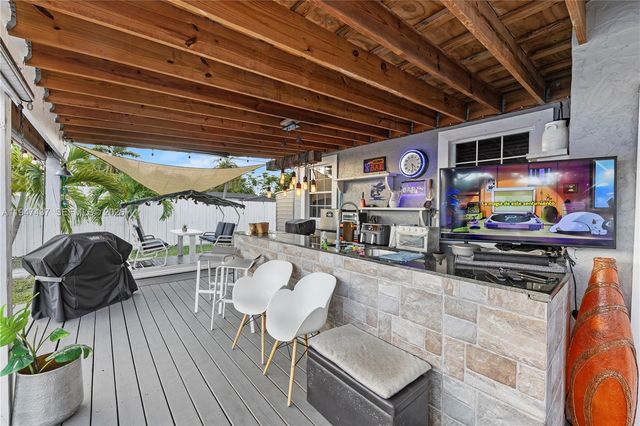 117 SW 6th St, Hallandale Beach, FL 33009