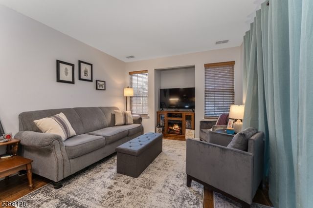 52 Overlook Dr, Lopatcong Twp., NJ 08886