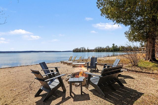 6170 S Tamarack Lane, Maple City, MI 49664