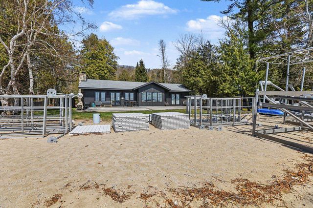 6170 S Tamarack Lane, Maple City, MI 49664