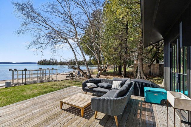 6170 S Tamarack Lane, Maple City, MI 49664