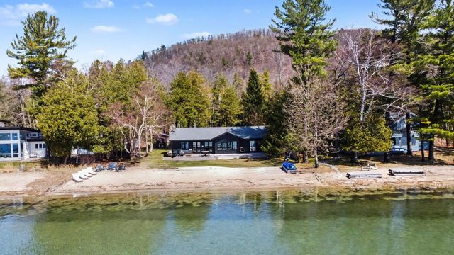 6170 S Tamarack Lane, Maple City, MI 49664