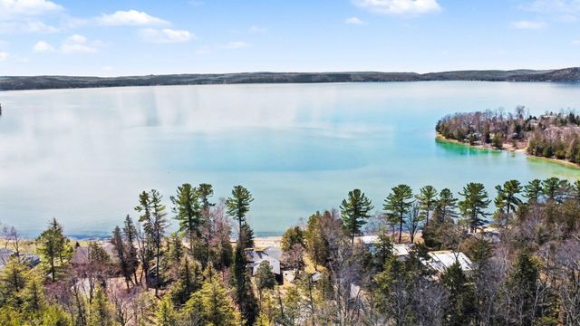 6170 S Tamarack Lane, Maple City, MI 49664