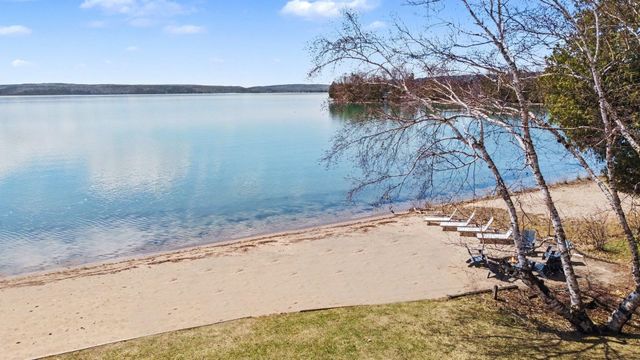 6170 S Tamarack Lane, Maple City, MI 49664