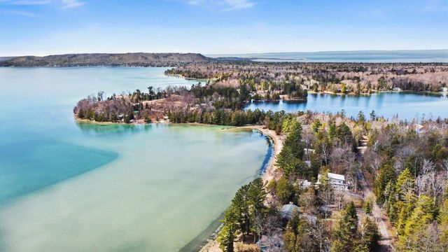 6170 S Tamarack Lane, Maple City, MI 49664