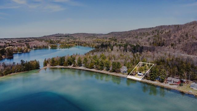 6170 S Tamarack Lane, Maple City, MI 49664