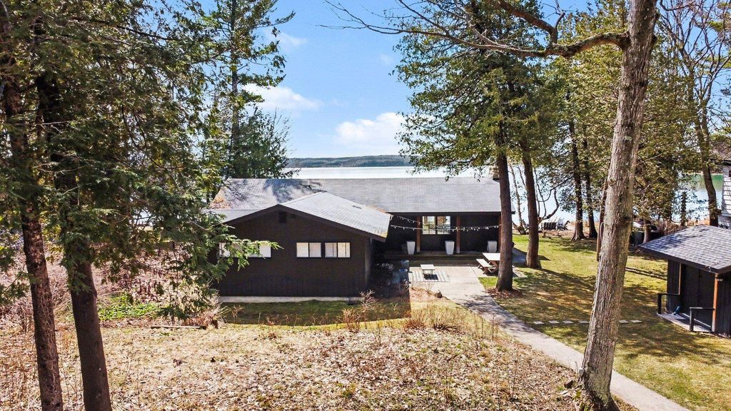 6170 S Tamarack Lane, Maple City, MI 49664