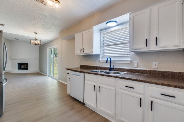 6009 Maple Springs Drive, Arlington, TX 76001