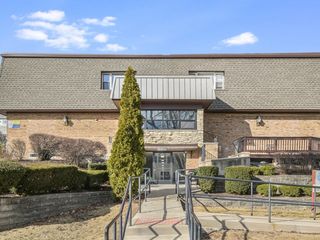 1039 college Avenue 7W, Wheaton, IL 60187