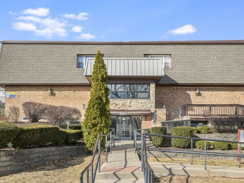 1039 college Avenue 7W, Wheaton, IL 60187