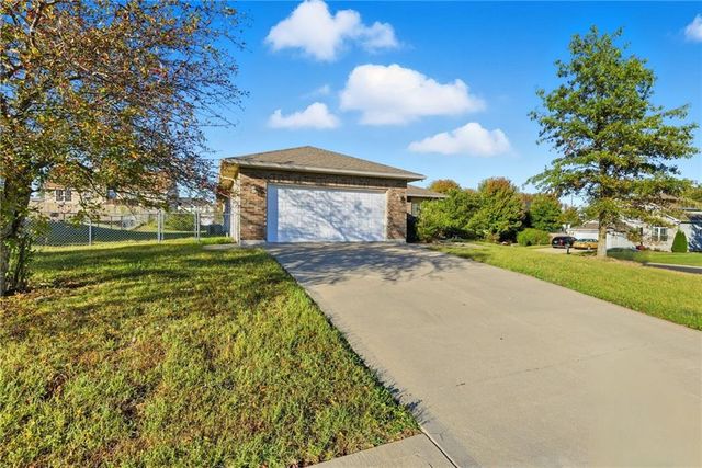 1511 Pebblecreek Drive, Warrensburg, MO 64093