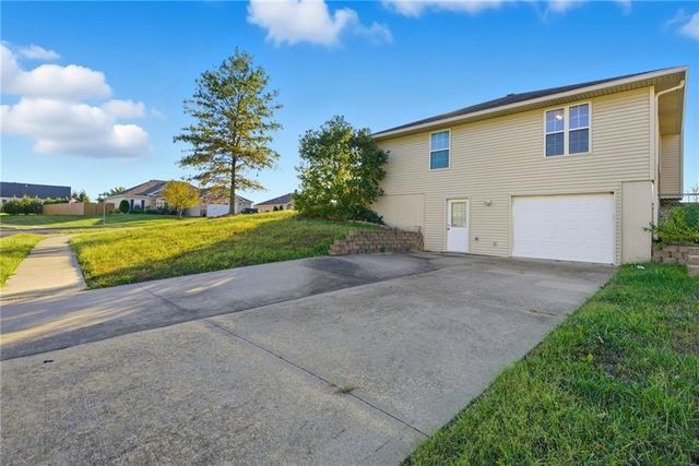 1511 Pebblecreek Drive, Warrensburg, MO 64093
