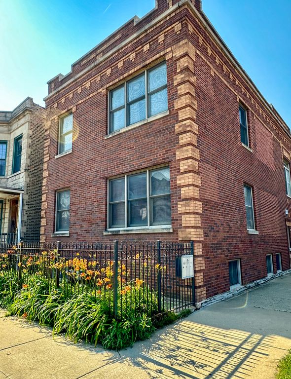 Image 1 of property listing at 2751 N Campbell Avenue 2, Chicago, IL 60647