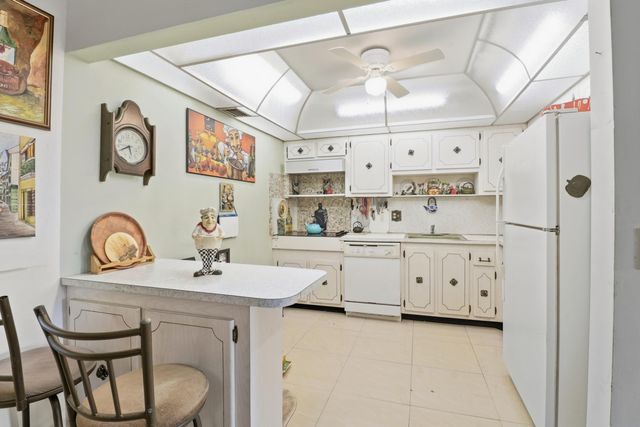 307 Wellington A, West Palm Beach, FL 33417